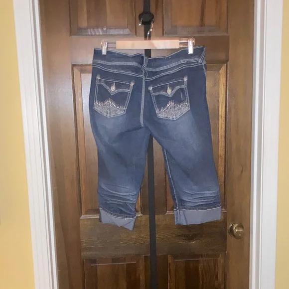 Rue21 Blue Cropped Jeans with Distressed Details - Picture 4 of 10